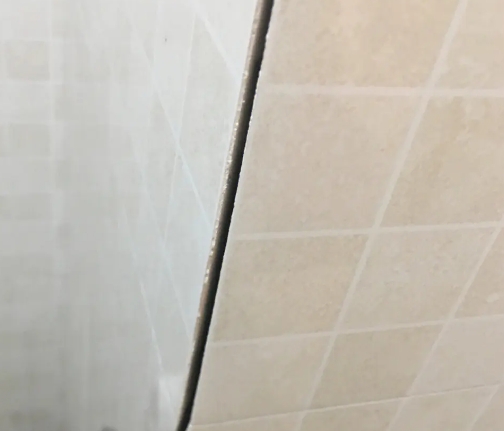 昆明瓷砖空鼓维修公司分享阳台瓷砖脱落的修复过程可以分为以下几个步骤