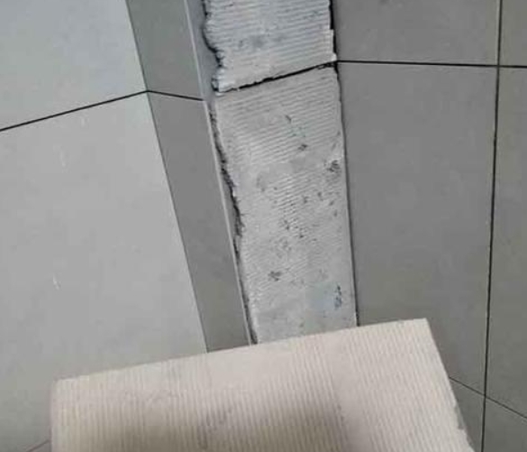 昆明瓷砖空鼓维修公司分享下厨房瓷砖脱落的补救措施。